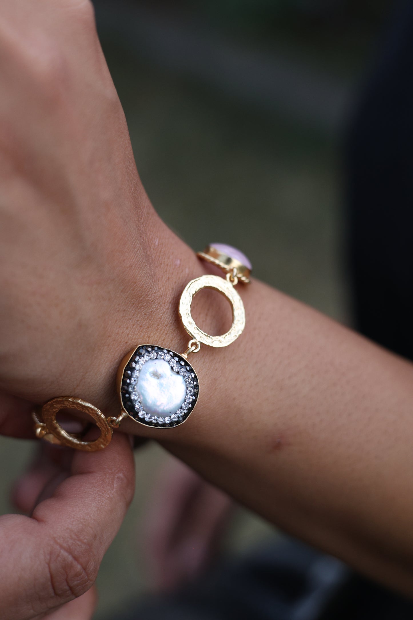 Teardrop Agate and Gold Charm Bracelet